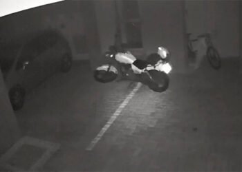 Fantasma? Moto é flagrada andando sozinha em garagem no Paraná e vídeo viraliza; VEJA